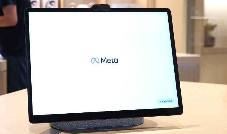 El logotipo de Meta se muestra en una pantalla durante una vista previa de los medios de comunicación de la nueva tienda Meta el 04 de mayo 2022 en Burlingame, California. (Justin Sullivan/Getty Images)