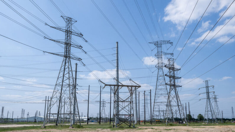 Se ven torres de transmisión en la central eléctrica de CenterPoint Energy el 09 de junio de 2022 en Houston, Texas. (Brandon Bell/Getty Images)