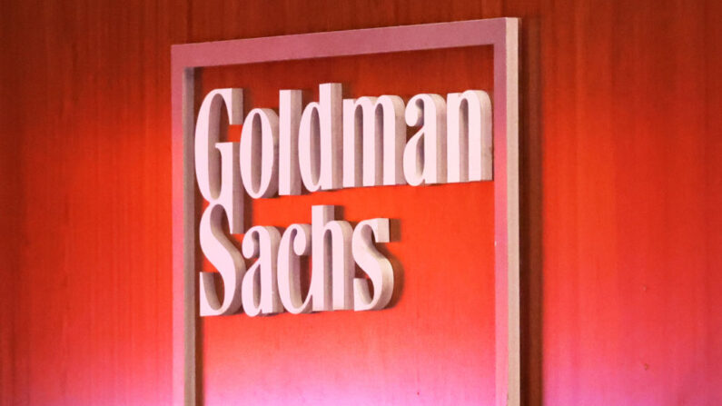 El logotipo de Goldman Sachs se ve en la Bolsa de Nueva York el 13 de septiembre de 2022 en la ciudad de Nueva York. (Michael M. Santiago/Getty Images)