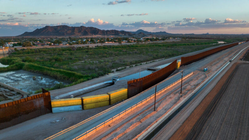 En esta vista aérea, contenedores de envío llenan un hueco en el muro fronterizo entre Estados Unidos y México, en Yuma, Arizona, el 27 de septiembre de 2022. (John Moore/Getty Images)