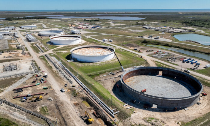 En una vista aérea, el almacenamiento de la Reserva Estratégica de Petróleo en el sitio de Bryan Mound se ve en Freeport, Texas, el 19 de octubre de 2022. (Brandon Bell/Getty Images)