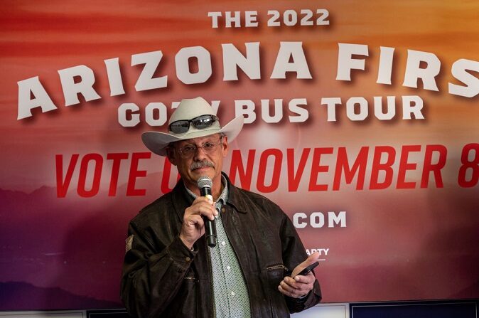 El candidato republicano a Secretario de Estado de Arizona, Mark Finchem, habla en un acto de campaña el 06 de noviembre de 2022 en Tucson, Arizona. (John Moore/Getty Images)