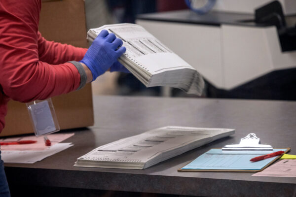 Un trabajador electoral clasifica papeletas de voto en el Centro de Tabulación y Elecciones del Condado de Maricopa, en Phoenix, Arizona, el 9 de noviembre de 2022. (John Moore/Getty Images)