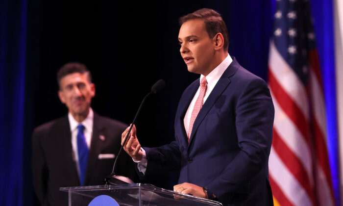 El representante electo de EE. UU. George Santos (R-N.Y.) habla en la reunión anual de liderazgo de la Coalición Judía Republicana en Las Vegas, Nevada, el 19 de noviembre de 2022. (Scott Olson/Getty Images)