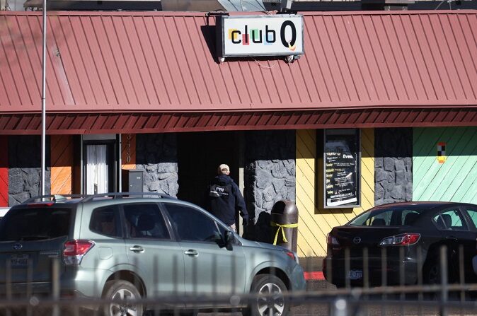 Las fuerzas del orden continúan su investigación sobre el tiroteo del sábado en el club nocturno Club Q el 21 de noviembre de 2022 en Colorado Springs, Colorado. (Scott Olson/Getty Images)