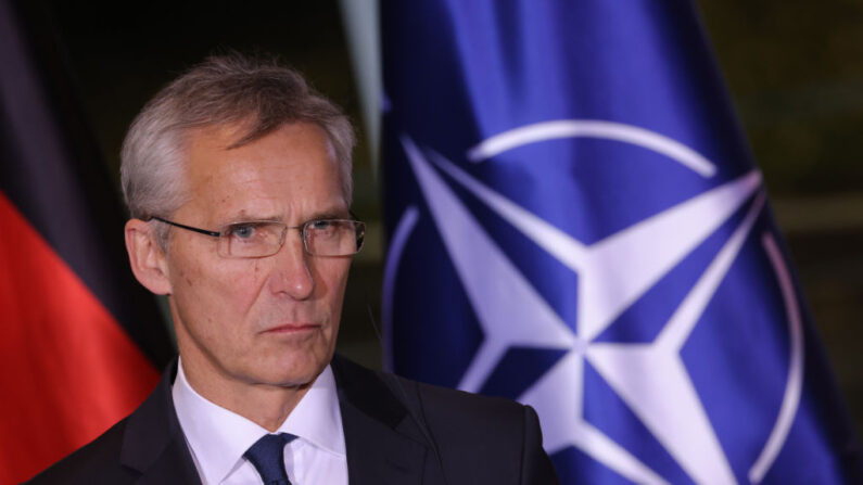 El secretario general de la OTAN, Jens Stoltenberg, y el canciller alemán, Olaf Scholz (por fuera de la foto), hablan con los medios de comunicación durante unas conversaciones en la Cancillería, en Berlín, Alemania, el 01 de diciembre de 2022. (Sean Gallup/Getty Images)
