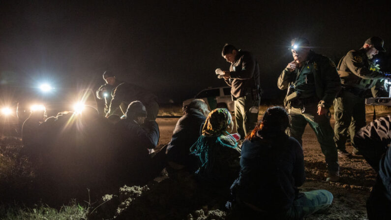 Agentes de la Patrulla Fronteriza de Estados Unidos detienen a un grupo de inmigrantes de México y Centroamérica cerca de la frontera entre Estados Unidos y México el 01 de diciembre de 2022 en McAllen, Texas. (John Moore/Getty Images)