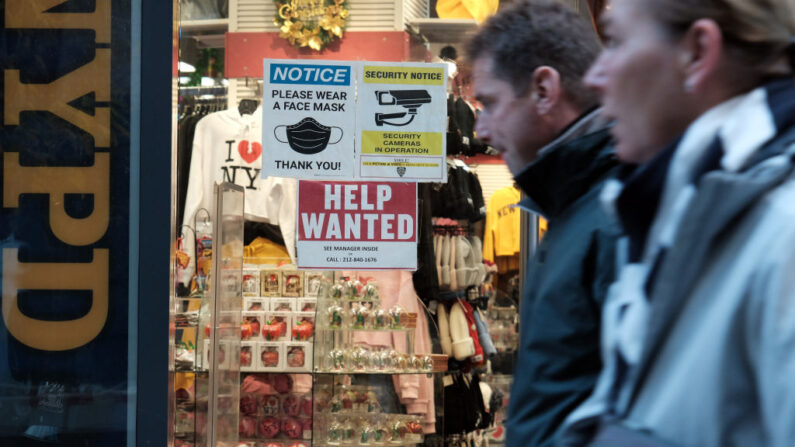 Un cartel de "se busca ayuda" se muestra en una ventana de una tienda en Manhattan el 02 de diciembre de 2022 en la ciudad de Nueva York. (Spencer Platt/Getty Images)