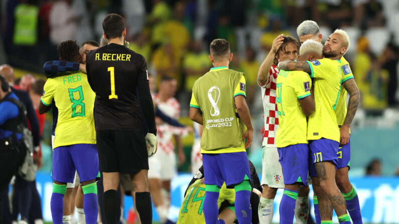 Los jugadores de Brasil reaccionan tras la derrota en la tanda de penaltis durante el partido de cuartos de final de la Copa Mundial de la FIFA Qatar 2022 entre Croacia y Brasil en el Education City Stadium el 09 de diciembre de 2022 en Al Rayyan, Qatar. (Lars Baron/Getty Images)