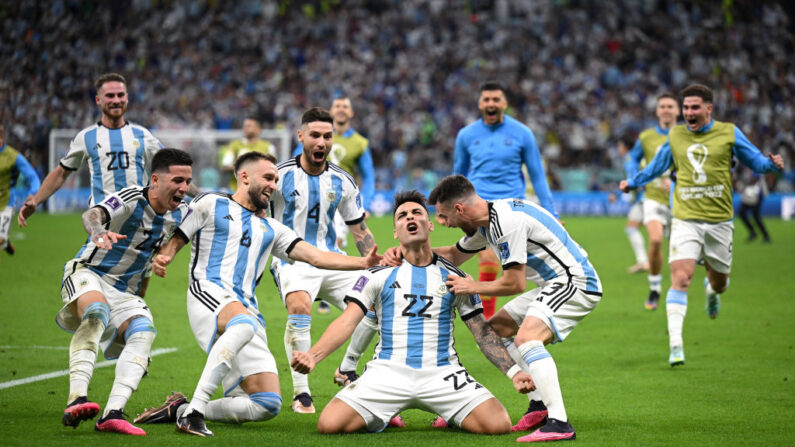 Los jugadores de Argentina celebran después de su victoria en la tanda de penaltis durante el partido de cuartos de final de la Copa Mundial de la FIFA Qatar 2022 entre Países Bajos y Argentina en el Estadio Lusail el 09 de diciembre de 2022 en la ciudad de Lusail, Qatar. (Matthias Hangst/Getty Images)