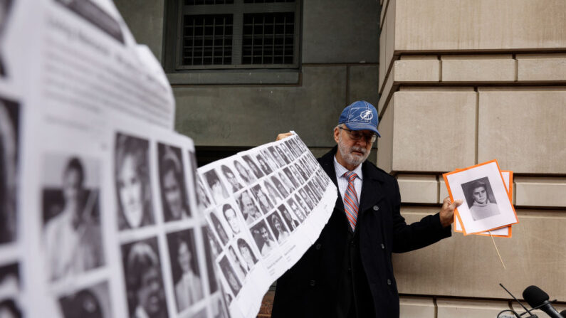 Paul Hudson, cuya hija Melina fue una de las víctimas del atentado del vuelo 103 de Pan Am en Lockerbie, sostiene una pancarta con fotografías de otras víctimas en el exterior del tribunal federal antes del juicio contra un libio acusado de fabricar la bomba que hizo explotar el avión el 12 de diciembre de 2022 en Washington, DC. (Anna Moneymaker/Getty Images)
