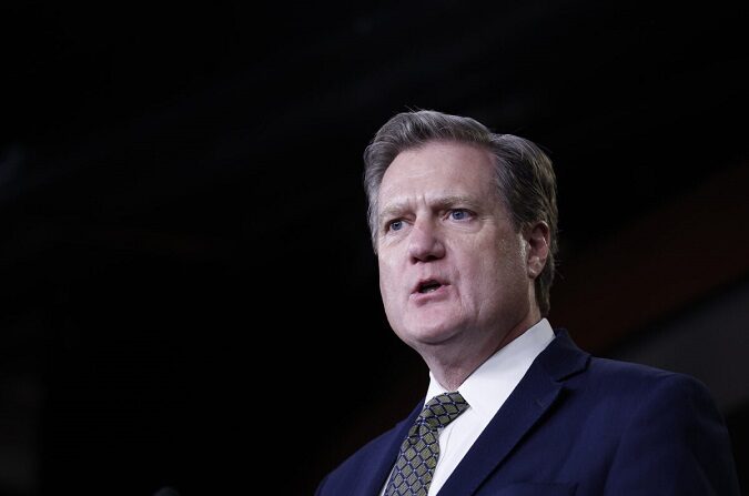 El representante Michael Turner (R-Ohio) habla durante una rueda de prensa sobre el Año Fiscal 2023 en el Capitolio en Washington el 14 de diciembre de 2022. (Anna Moneymaker/Getty Images)