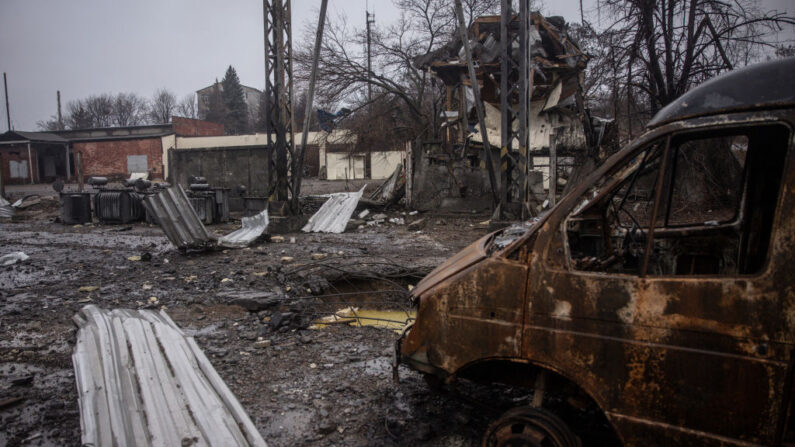 Se ve un vehículo destruido en un depósito de reparación de electricidad el 17 de diciembre de 2022 en Bakhmut, Ucrania. (Chris McGrath/Getty Images)