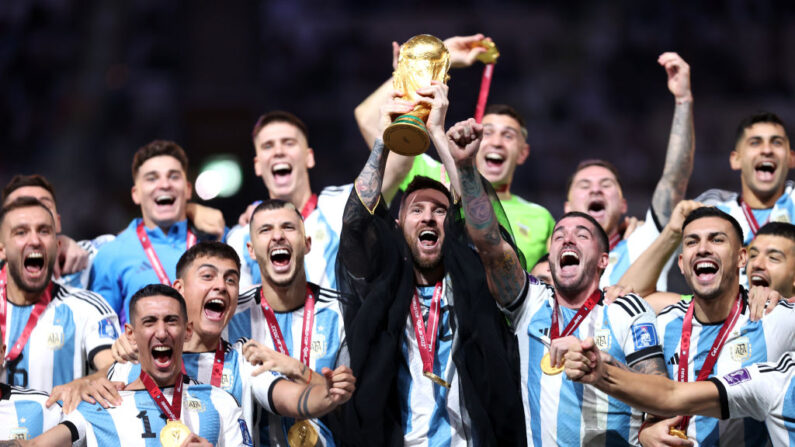 Lionel Messi de Argentina levanta el Trofeo de Ganador de la Copa Mundial de la FIFA Qatar 2022 durante el partido final de la Copa Mundial de la FIFA Qatar 2022 entre Argentina y Francia en el Estadio Lusail el 18 de diciembre de 2022 en la Ciudad de Lusail, Qatar. (Julian Finney/Getty Images)