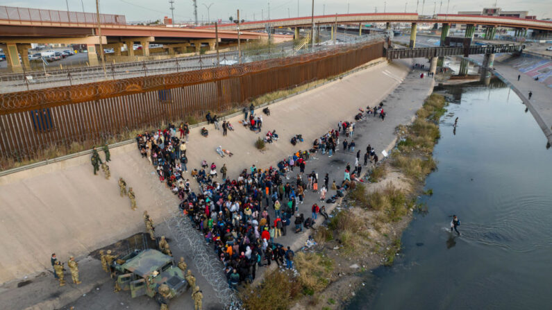 En una vista aérea, tropas de la Guardia Nacional de Texas bloquean la entrada de migrantes a un área de cruce fronterizo de alto tráfico a lo largo del Río Grande, en El Paso, Texas, el 20 de diciembre de 2022, desde Ciudad Juárez, México. (John Moore/Getty Images)