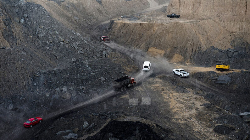 Mineros con maquinaria pesada trabajan en una mina de carbón a cielo abierto en Agujita, estado de Coahuila, México, el 13 de noviembre de 2012. (Yuri Cortez/AFP vía Getty Images)