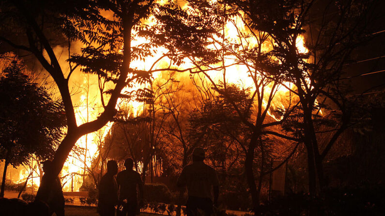 En una fotografía de archivo el fuego consume chozas durante el festival cultural Cumbre Tajín, en la zona arqueológica El Tajín, en la sierra de Papantla, estado de Veracruz, México, el 22 de marzo de 2013. (Koral Carballo/AFP vía Getty Images)