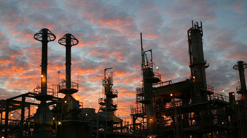La refinería ARCO de Wilmington antes del amanecer del 19 de diciembre de 2003, en Los Ángeles, California. (David McNew/Getty Images)