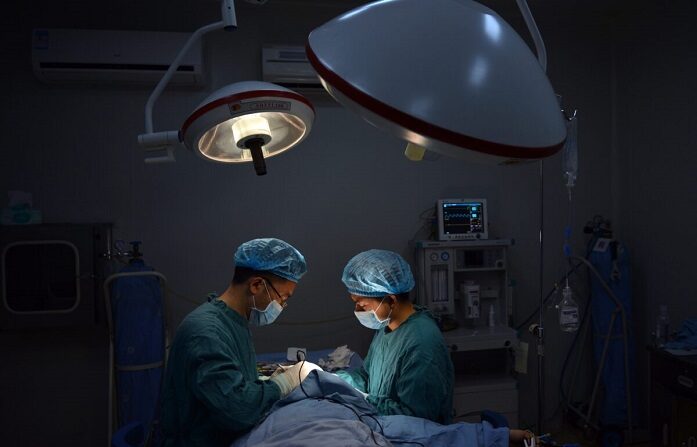 Un cirujano plástico realiza una operación de nariz "especial" a un paciente en su clínica de la ciudad de Chongqing, en el suroeste de China. (Peter Parks/AFP vía Getty Images)