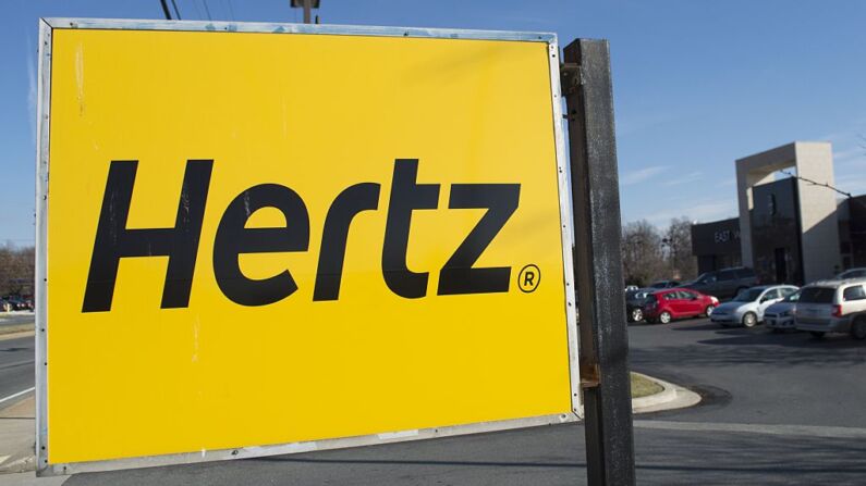 Un logotipo de alquiler de coches Hertz se ve en Landover Hills, Maryland, 31 de diciembre de 2014. (SAUL LOEB/AFP a través de Getty Images)