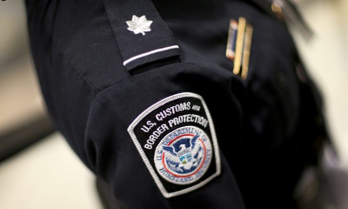 Un agente del Servicio de Aduanas y Protección de Fronteras de Estados Unidos en una foto de archivo. (Joe Raedle/Getty Images)