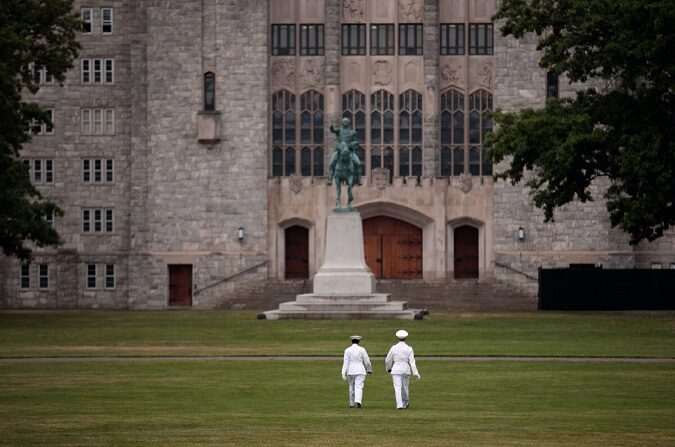Cadetes caminan a través de 'The Plain' antes de la ceremonia de Juramento de Lealtad durante el Día de Recepción en la Academia Militar de los Estados Unidos en West Point, Nueva York, el 27 de junio de 2016. (Drew Angerer/Getty Images)