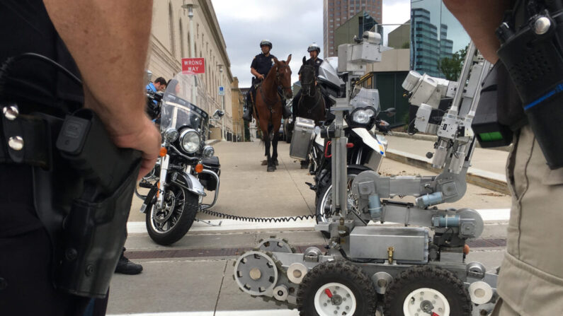 Oficiales de policía muestran algunos de sus activos de seguridad, incluidos robots teledirigidos, oficiales montados a caballo y perros detectores de bombas, en Cleveland, Ohio, el 14 de julio de 2016. (Michael Mathes/AFP vía Getty Images)