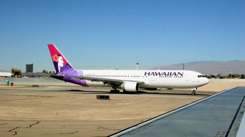 Un avión de Hawaiian Airlines se dirige a la pista del Aeropuerto Internacional Phoenix Sky Harbor en Phoenix, Arizona, el 14 de febrero de 2006. (Karen Bleier/AFP vía Getty Images)