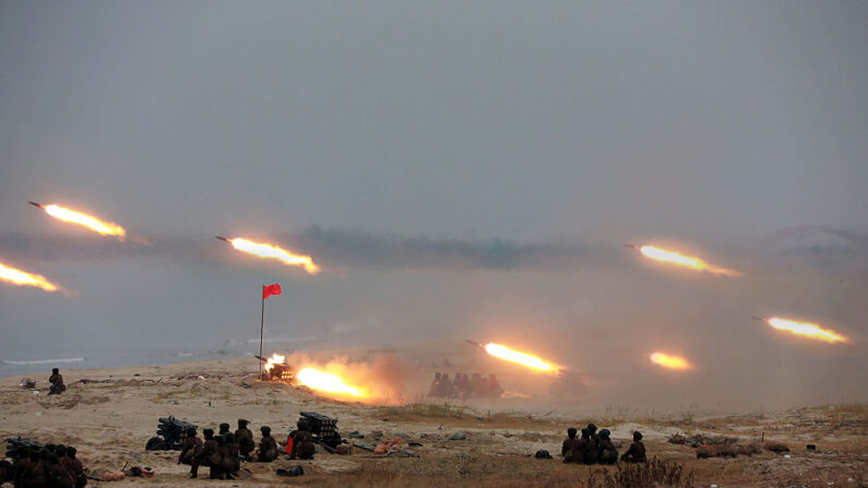 Esta foto sin fecha difundida por la Agencia Central de Noticias de Corea del Norte (KCNA) oficial el 19 de noviembre de 2016 muestra un concurso de tiro entre mujeres artilleras del sistema de lanzamiento múltiple de cohetes (MLRS) seleccionadas de las grandes unidades combinadas del KPA en un lugar no revelado. (STR/AFP vía Getty Images)