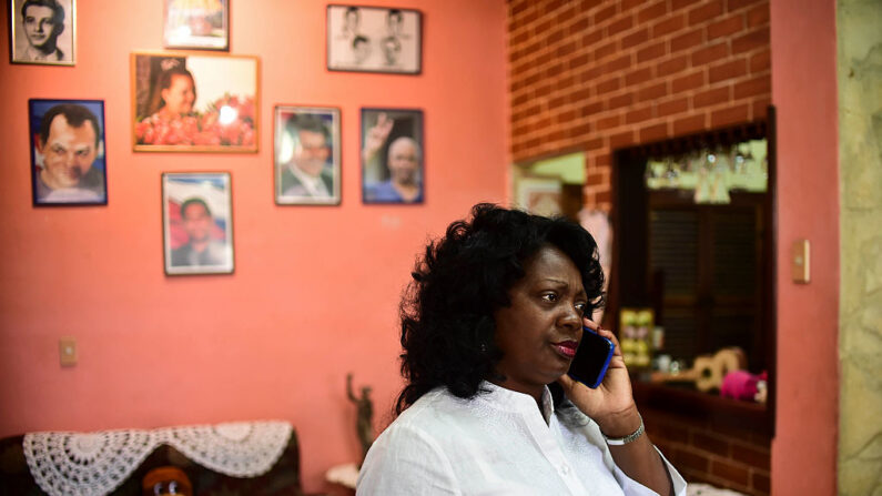 La disidente cubana, líder de la organización de Derechos Humanos Damas de Blanco, Berta Soler, habla durante una entrevista en La Habana, el 27 de noviembre de 2016. (RONALDO SCHEMIDT/AFP via Getty Images)
