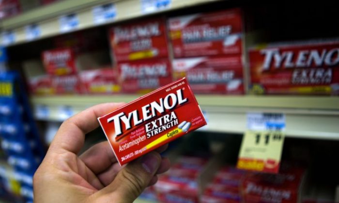 Extra Strength Tylenol se exhibe en una farmacia en Washington, D.C., el 5 de julio de 2006. (Brendan Smialowski/Getty Images)
