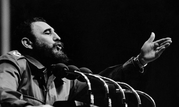 El primer secretario del partido comunista cubano y presidente del Consejo de Estado, Fidel Castro, se dirige a una multitud en la década de 1970 en La Habana. (OFF/AFP/Getty Images)