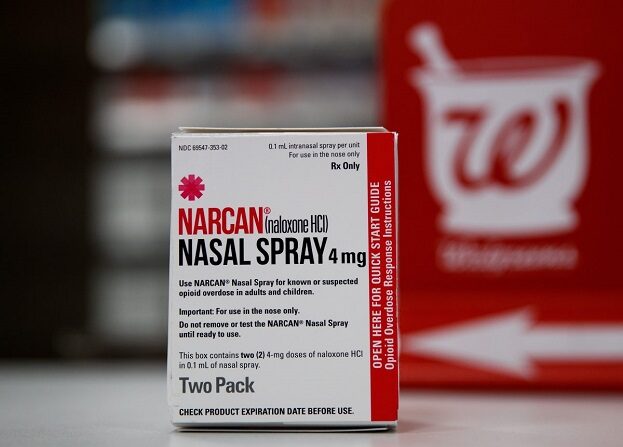 Narcan, que contiene naloxona bloqueadora de opioides, se vende en Walgreens en Nueva York, el 9 de agosto de 2017. (Drew Angerer/Getty Images)
