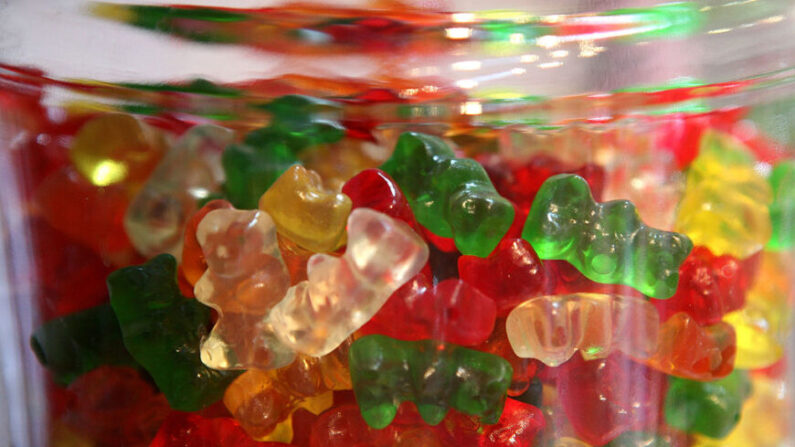 En esta foto de archivo tomada en 2009, los ositos de gomitas se muestran en un frasco de vidrio en una tienda de dulces en San Francisco, California. (Justin Sullivan/Getty Images)