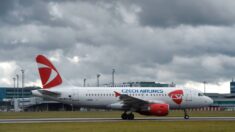 Un avión aterriza de emergencia en Praga debido al nacimiento de un bebé