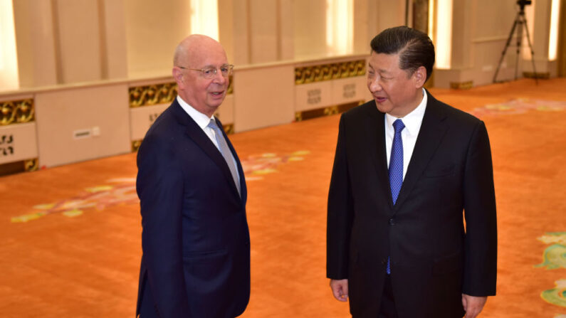 Klaus Schwab, fundador y presidente ejecutivo del Foro Económico Mundial, (izq.) conversa con el líder chino Xi Jinping antes de su reunión en el Gran Salón del Pueblo el 16 de abril de 2018 en Beijing, China. (Naohiko Hatta-Pool/Getty Images)