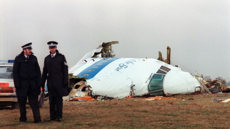 Policías junto a los restos del avión 747 de Pan Am que explotó y se estrelló sobre Lockerbie, Escocia, el 22 de diciembre de 1988. El vuelo se dirigía a Nueva York con 259 pasajeros a bordo. Murieron los 243 pasajeros y 16 miembros de la tripulación, así como 11 habitantes de Lockerbie. En 2003, Libia admitió su responsabilidad en la muerte de las 270 víctimas del atentado de Pan Am 103. (ROY LETKEY/AFP a través de Getty Images)