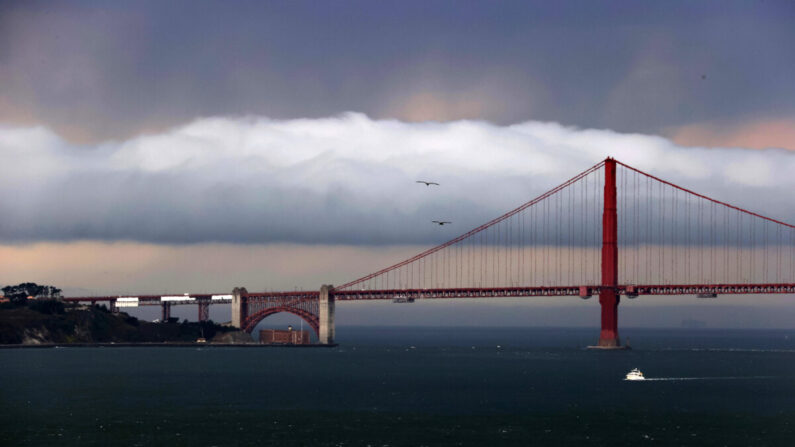 Un sistema meteorológico se mueve por el puente Golden Gate visto desde la isla de Alcatraz en San Francisco, el 17 de agosto de 2020. (Justin Sullivan/Getty Images)