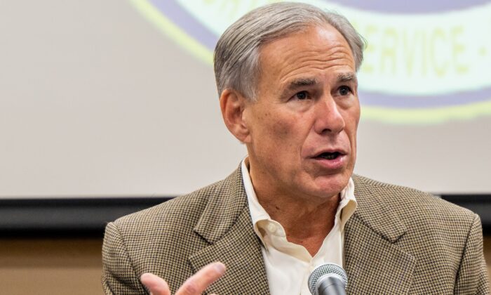 El gobernador de Texas, Greg Abbott, habla en una conferencia de prensa en Beaumont, Texas, el 17 de octubre de 2022. (Brandon Bell/Getty Images)