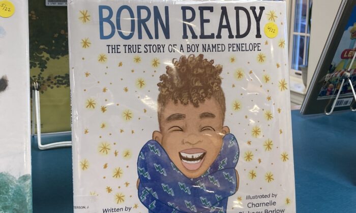 Uno de los muchos libros que promueven el transexualismo en la sección infantil de la Biblioteca gratuita Kennebunk, en Maine, uno de los 43 estados con leyes de exención de obscenidad para las bibliotecas. [FUENTE: Alice Giordano]