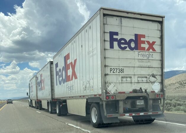 Un camión de FedEx transportando tres remolques en la Interestatal 15 en Utah, el 29 de junio de 2022. (Allan Stein/The Epoch Times)
