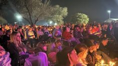 Miles se reúnen en una pequeña comunidad de Texas para llorar la muerte de Athena Strand, de 7 años