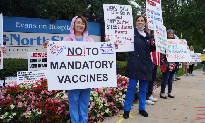 Trabajadores de la salud protestan contra el mandato de vacunación del Sistema de Salud de la Universidad de NorthShore frente al Hospital Evanston en Evanston, Illinois, el 12 de octubre de 2021. (Cara Ding/The Epoch Times)
