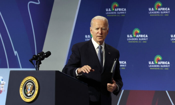 El presidente Joe Biden pronuncia un discurso en la Cumbre Empresarial EE. UU.-África en Washington el 14 de diciembre de 2022. (Kevin Dietsch/Getty Images)