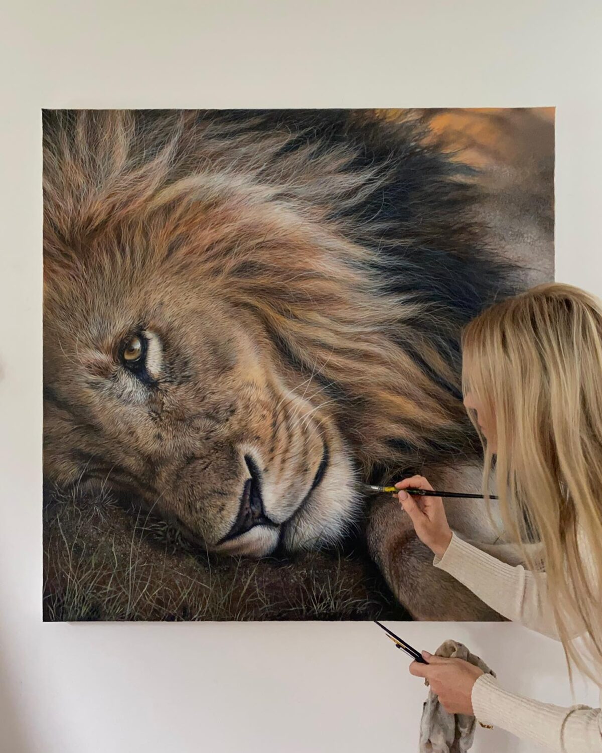 Pintura acrílica reciente de un león macho de Julie Rhodes. (Cortesía de Julie Rhodes ) 