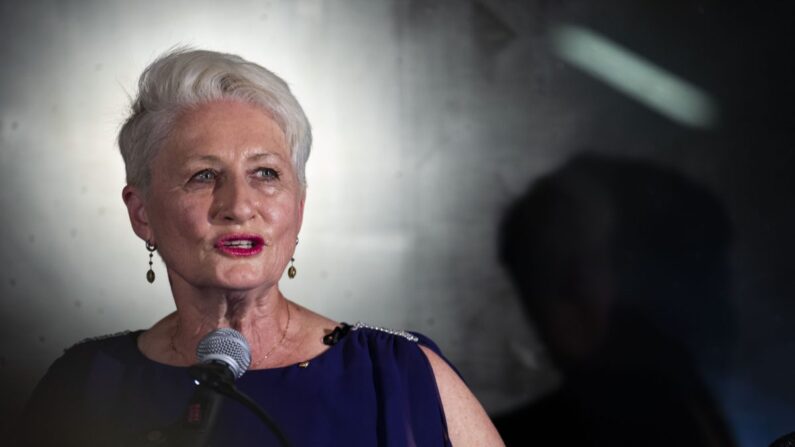 La doctora Kerryn Phelps pronuncia un discurso ante su equipo y los medios de comunicación en el North Bondi Surf Lifesaving Club de Sídney, Australia, el 20 de octubre de 2018. (Cole Bennetts/Getty Images)