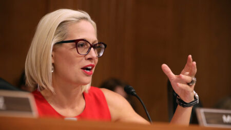 Senadora Sinema dice que no se unirá al GOP ya que «no se fue de un partido dividido para ir a otro»