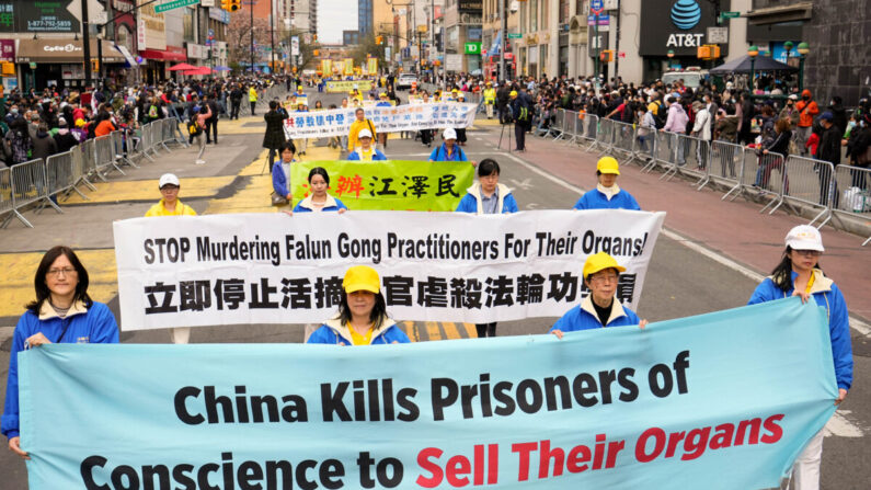 Practicantes de Falun Gong participan en un desfile para concienciar sobre la brutal persecución del régimen chino a esta práctica espiritual, que incluye la sustracción forzada de órganos, en Nueva York el 13 de mayo de 2022. (Larry Dye/The Epoch Times)

