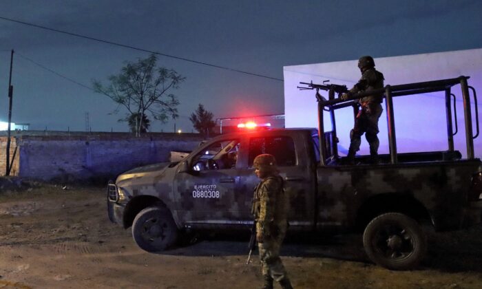 Elementos del Ejército Mexicano hacen guardia en el sitio donde cuatro policías y ocho presuntos miembros del crimen organizado murieron y otros seis resultaron heridos, en un enfrentamiento en El Salto, estado de Jalisco, México, el 23 de junio de 2022. (Ulises Ruíz/AFP vía Getty Images)

