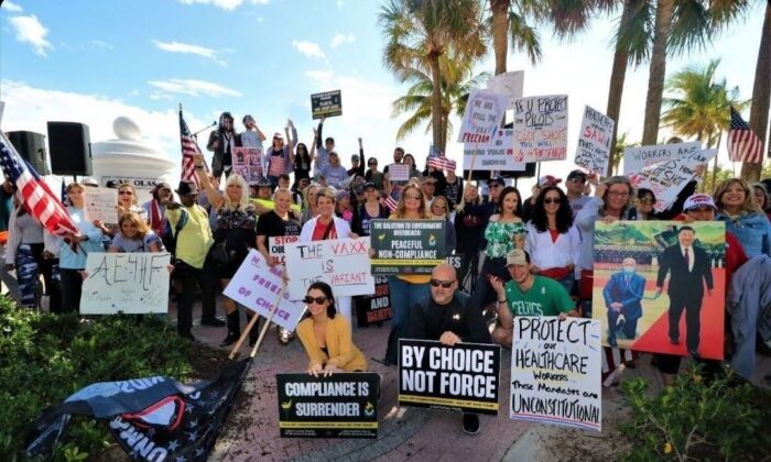Los miembros de Florida Fathers for Freedom y otros se reúnen el 23 de enero de 2022 en Fort Lauderdale, Florida,en una manifestación "Defeat the Mandate" para protestar contra el uso forzado de mascarillas. (Cortesía de Florida Fathers for Freedom)
